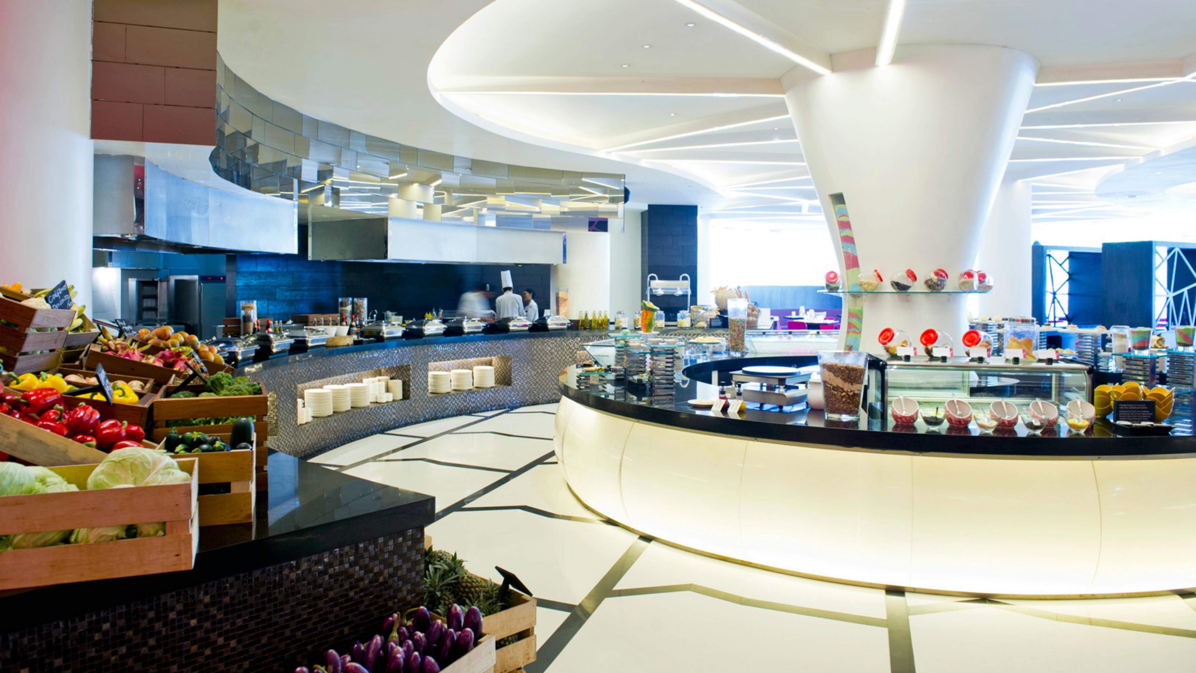 Sheraton Bali Kuta Resort Екстер'єр фото The buffet at the hotel