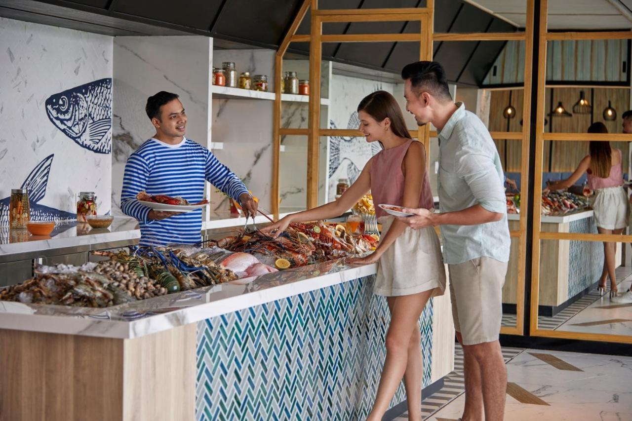 Sheraton Bali Kuta Resort Екстер'єр фото Seafood buffet at the hotel