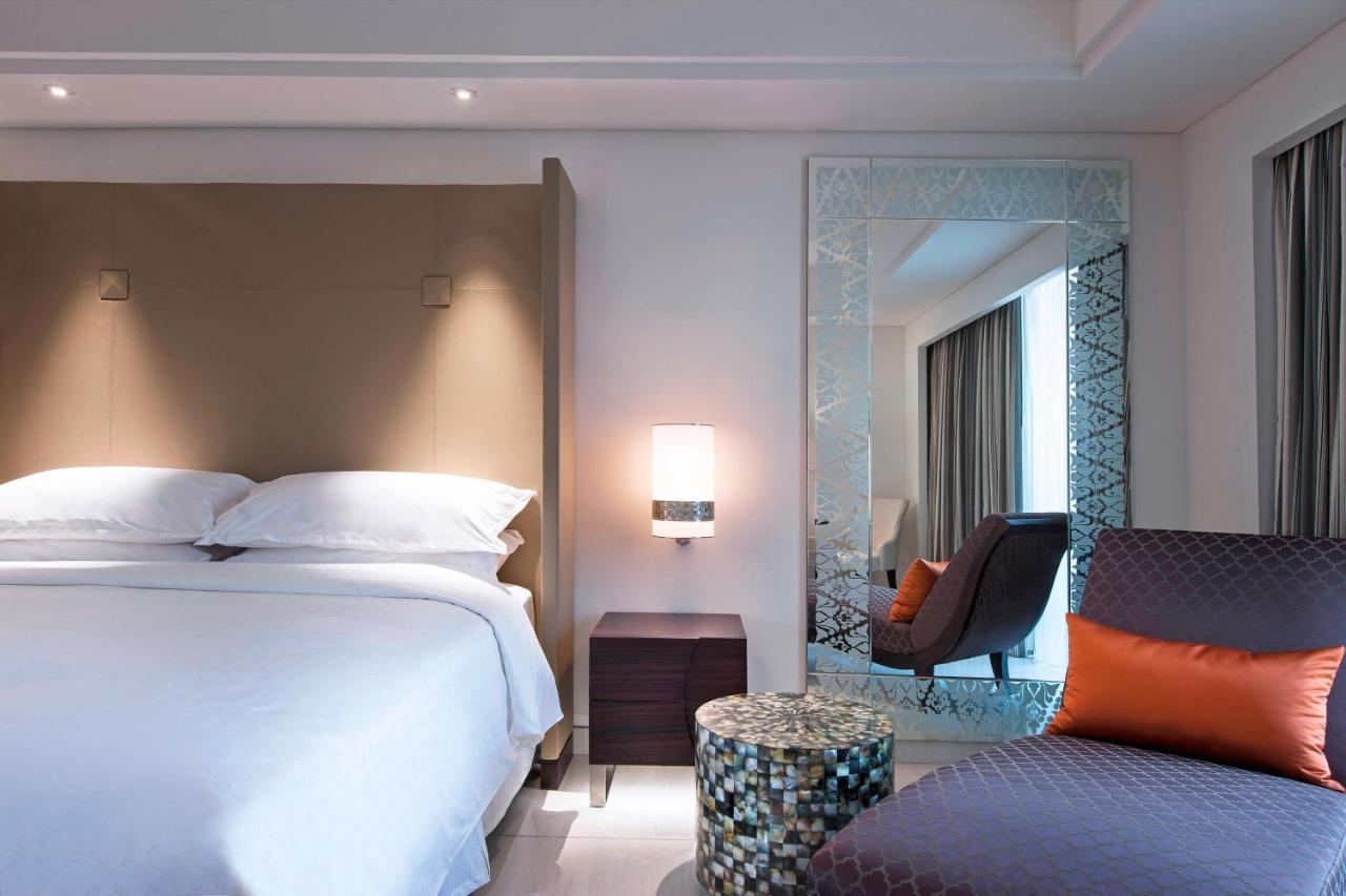 Sheraton Bali Kuta Resort Екстер'єр фото A room at the hotel