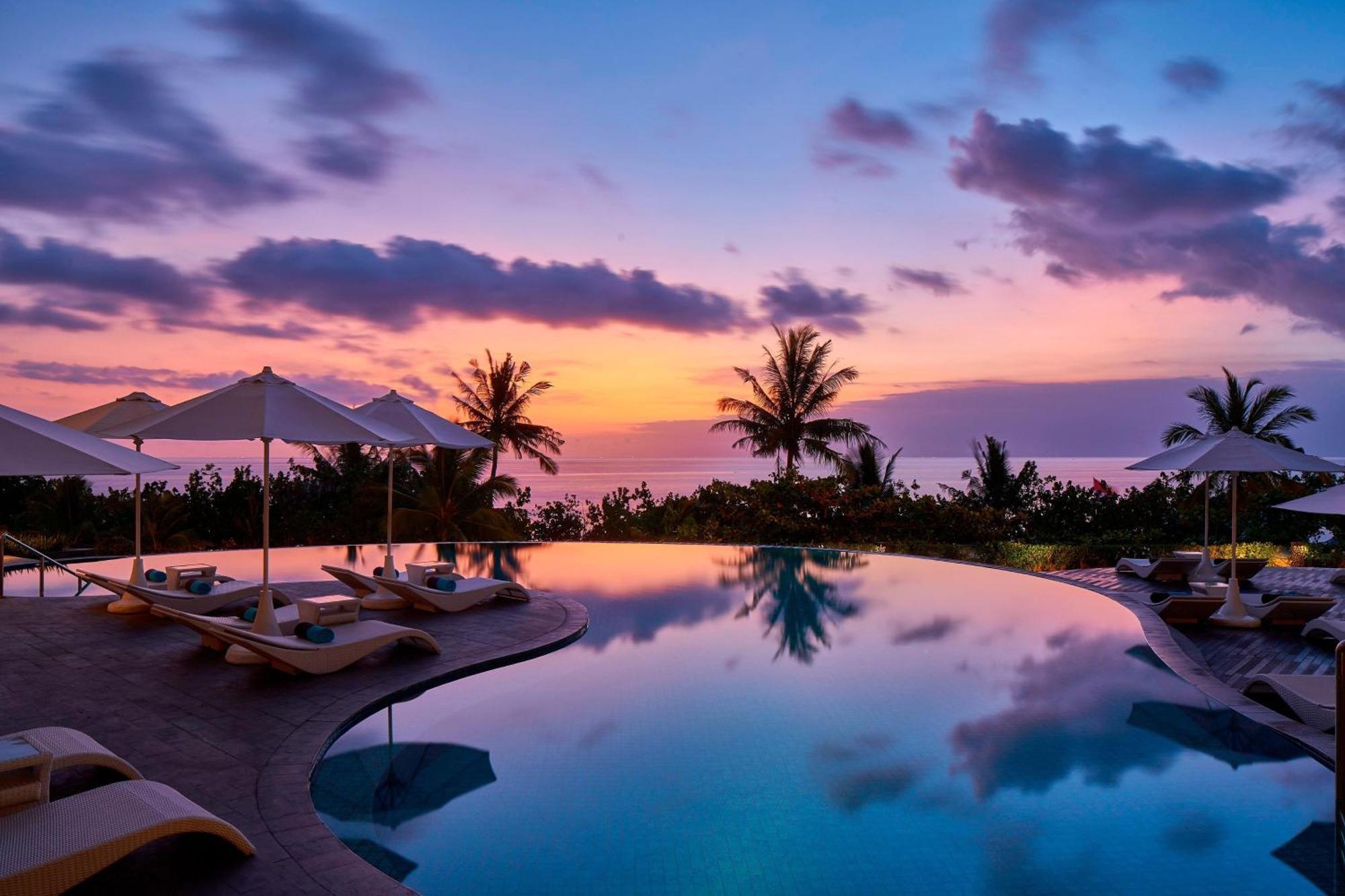 Sheraton Bali Kuta Resort Екстер'єр фото Sunset at the pool