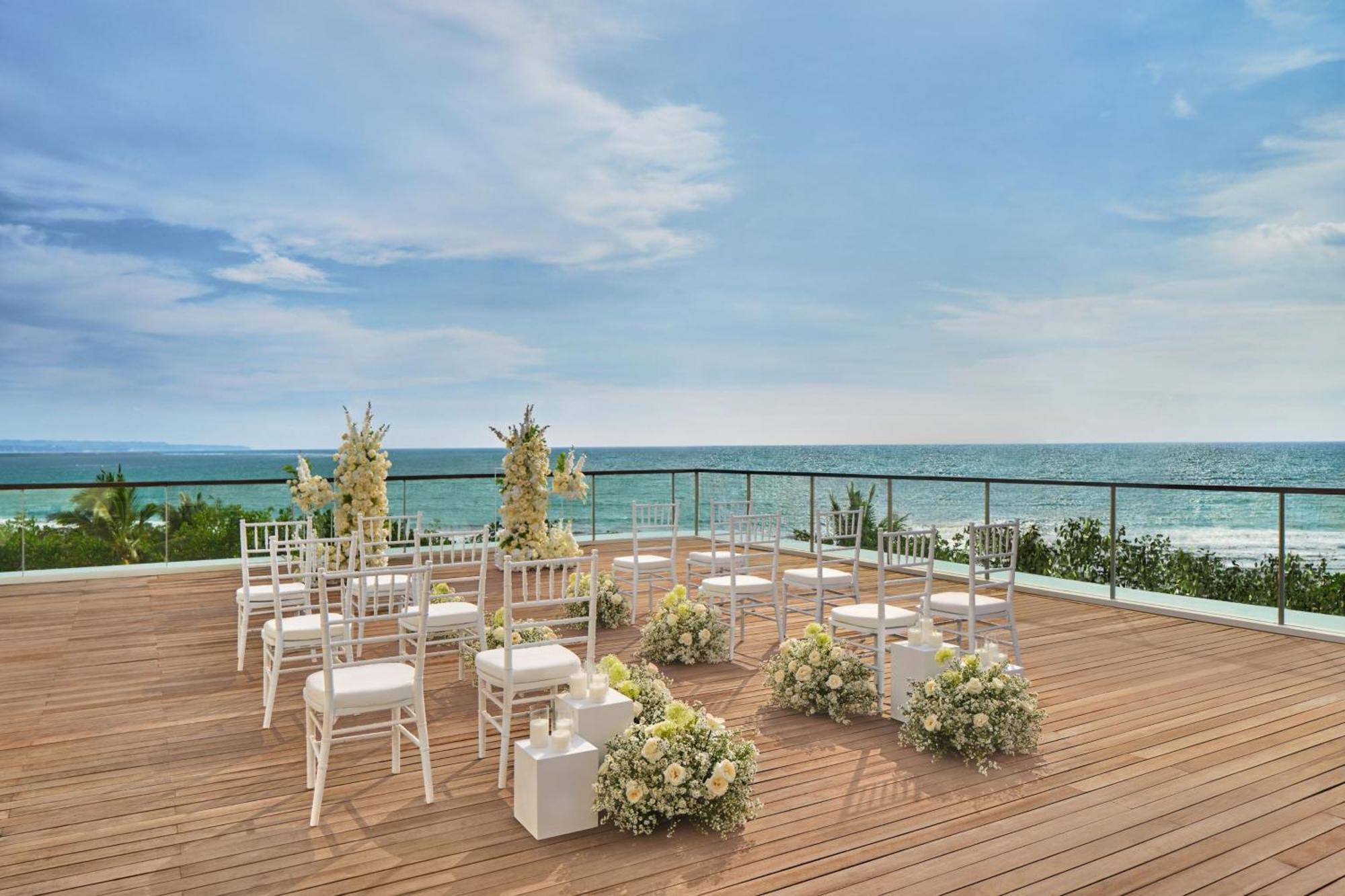 Sheraton Bali Kuta Resort Екстер'єр фото The rooftop of the hotel