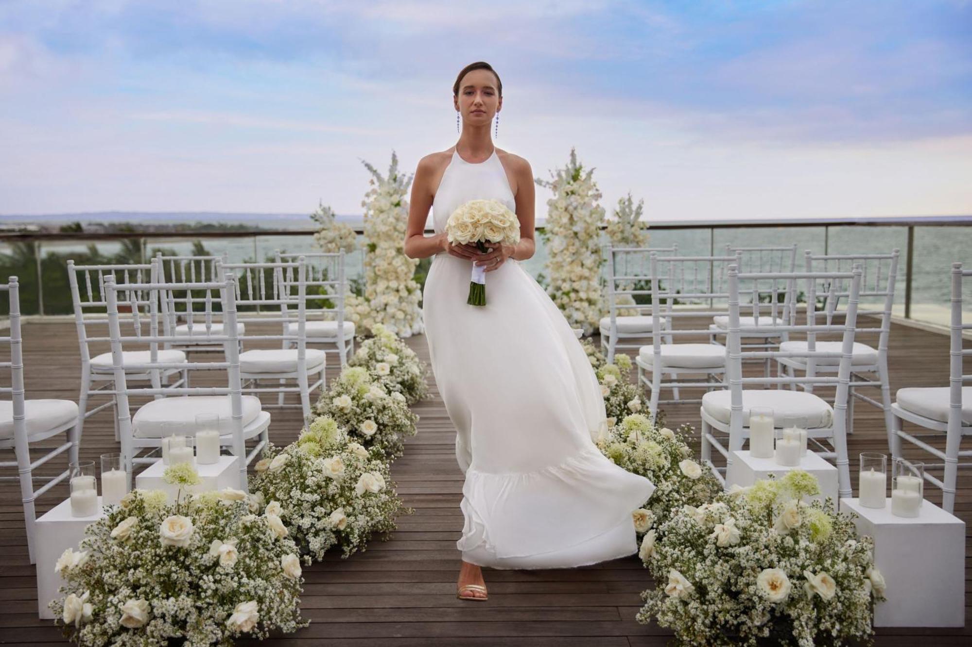 Sheraton Bali Kuta Resort Екстер'єр фото A bride in a white wedding dress