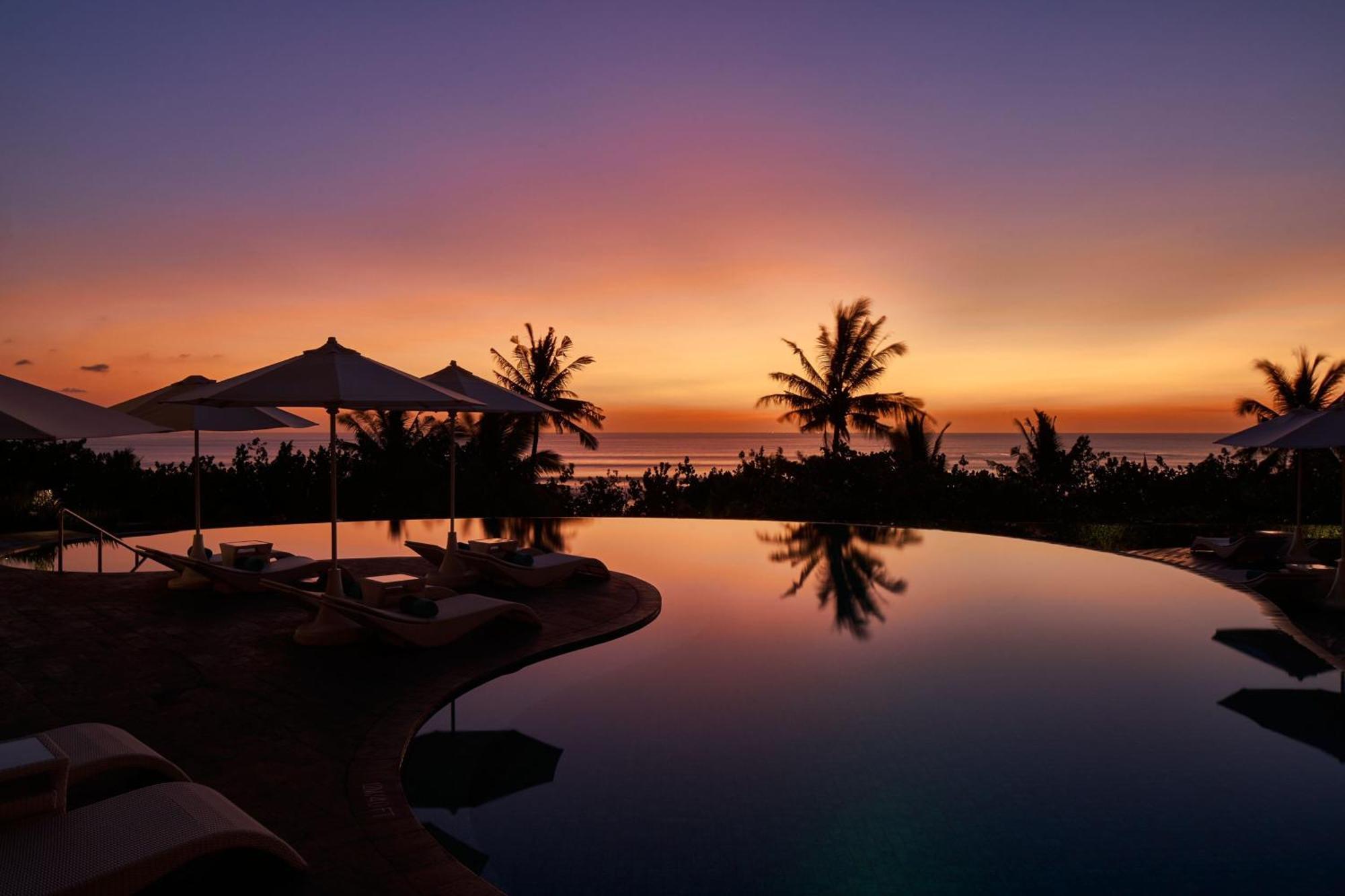 Sheraton Bali Kuta Resort Екстер'єр фото Sunset at the Four Seasons Resort
