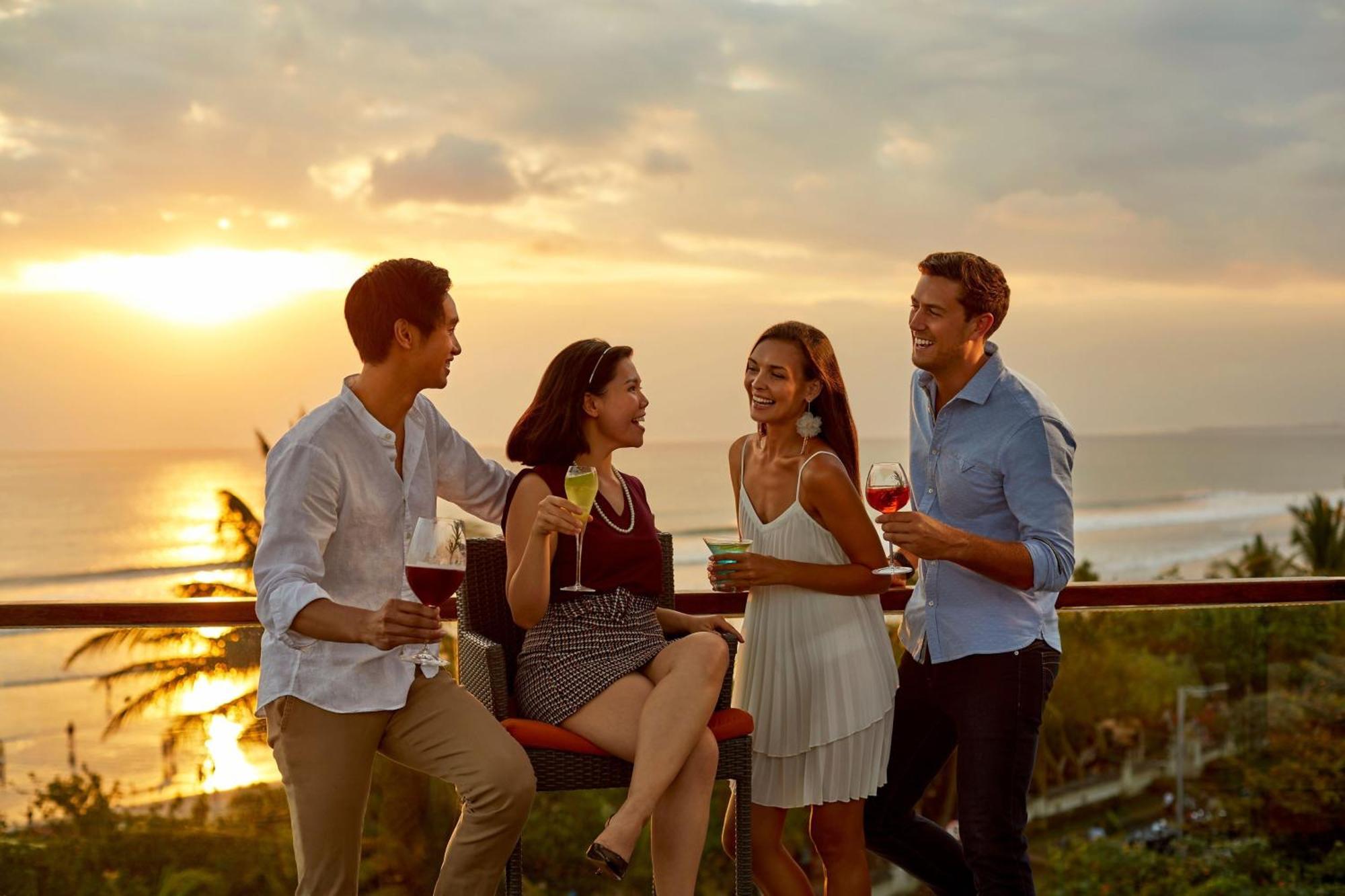 Sheraton Bali Kuta Resort Екстер'єр фото Sunset at the resort